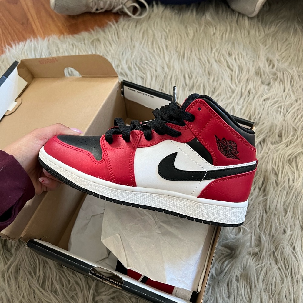 Air Jordan 1 Mid Boys size 4Y (5.5 women’s) - Picture 6 of 7